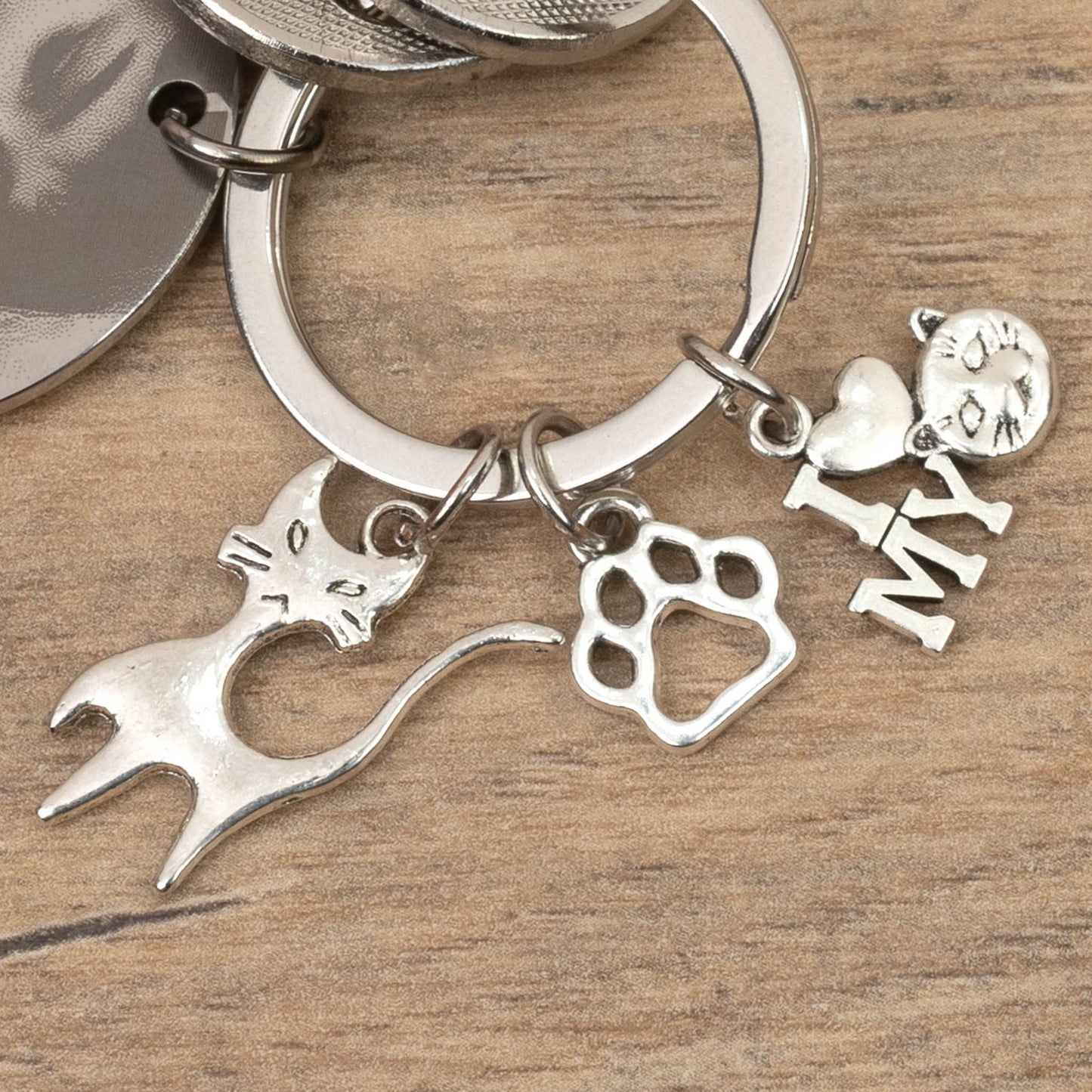 Wanapix | Llavero de Gatos Personalizado con Figuritas | Personaliza con Foto Grabada con Láser | Regalo Original para Amantes de los Gatos | Llavero de Gatos con Foto y Charms