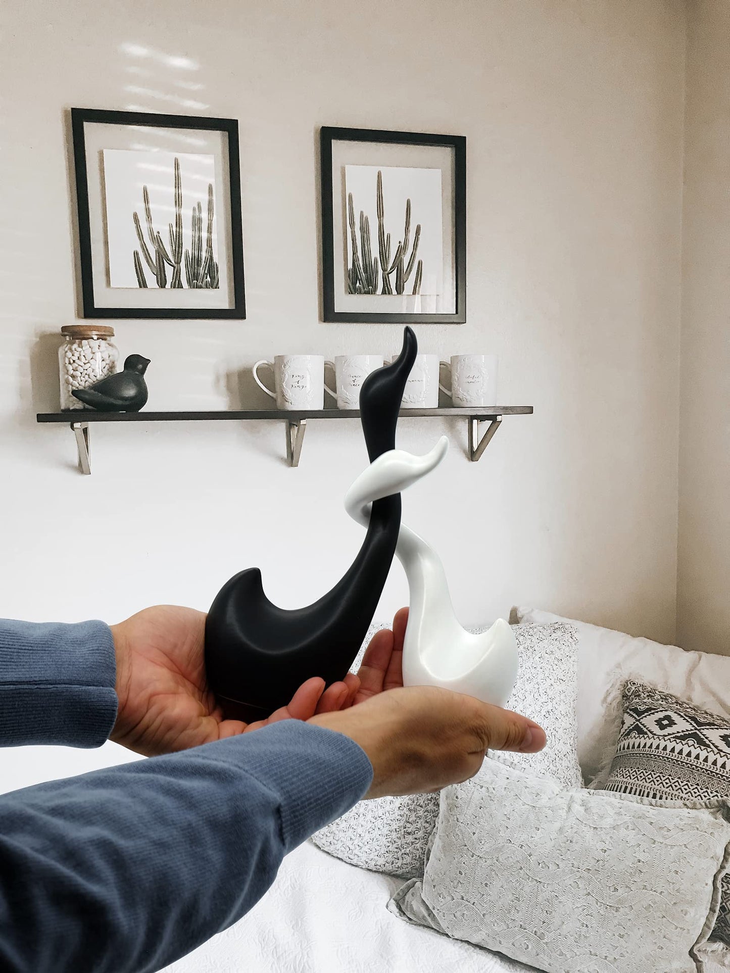 Pareja de cisnes de cerámica en Blanco y Negro - Escultura compuesta por Dos cisnes - Figura Decorativa de 23 cm de Altura - Cisne de la Suerte y la armonía