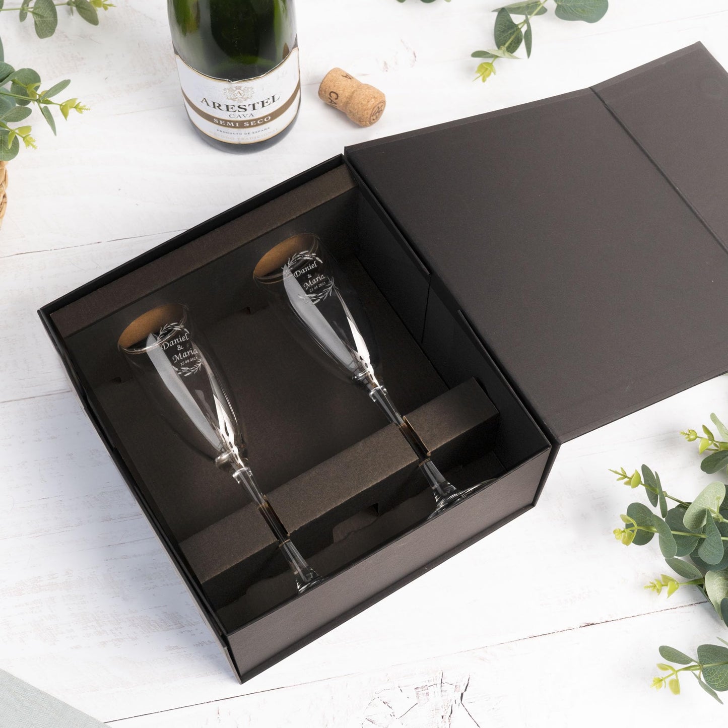 Wanapix | Pack de 2 Copas de Cava Personalizada | Estuche de Regalo Incluido | Copa de Champagne Cristal Grabada a Láser | Boda/Aniversario/San Valentín | 20cl. | Nombres y Fecha