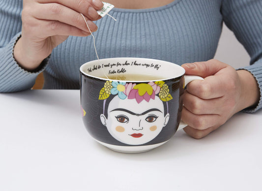 Taza Frida Kahlo – Arte y café en la misma mano