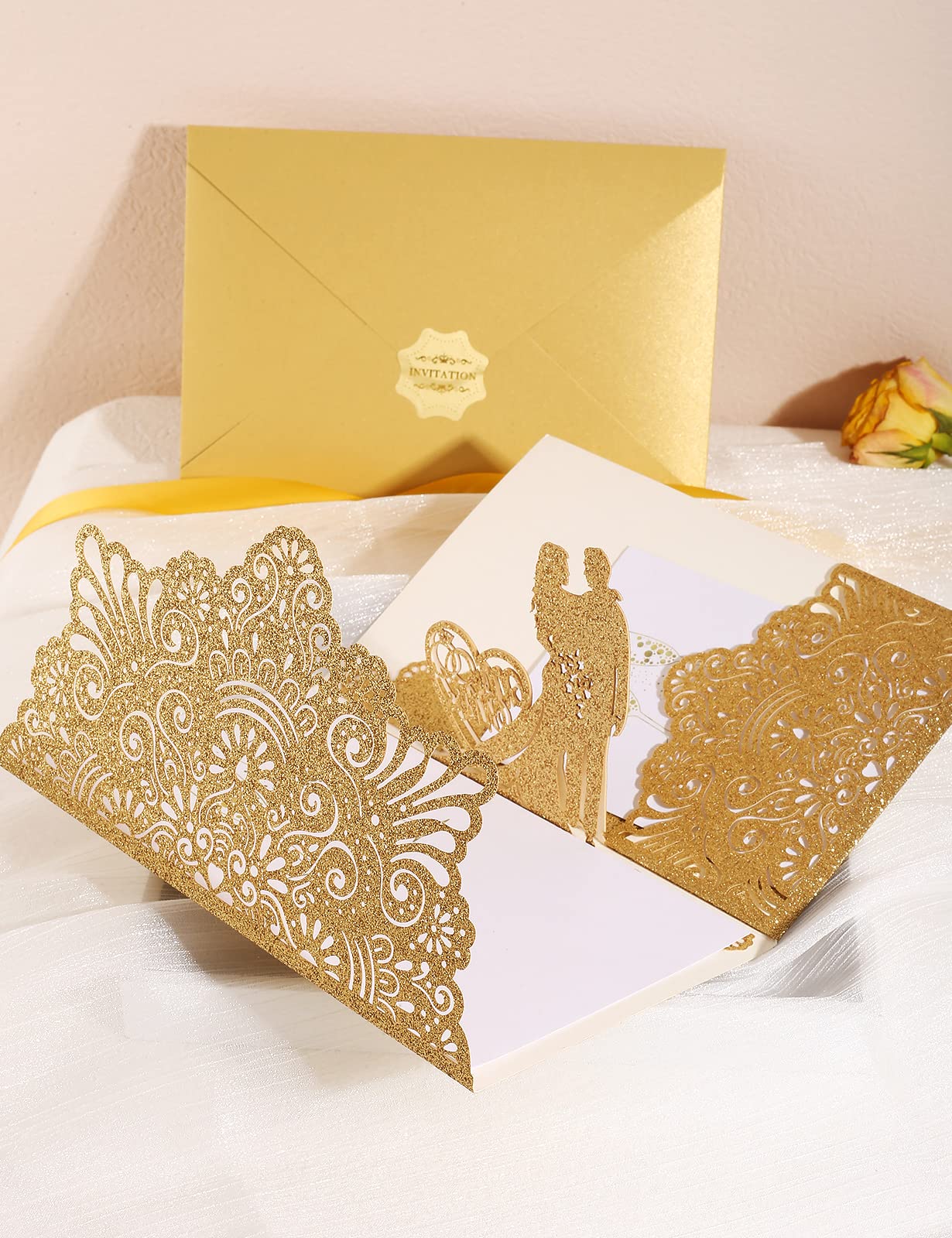 Tarjetas de Felicitación,Tarjeta Felicitacion Bodacon Sobre, Tarjeta de San Valentín Pop Up 3D,Novias, Aniversario, Felicitación de Boda Invitación, Abrazar a los recién casados(Oro)