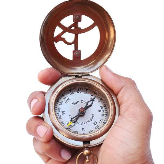 Brújula de latón con reloj solar – Viajes, viento y dirección en tus manos