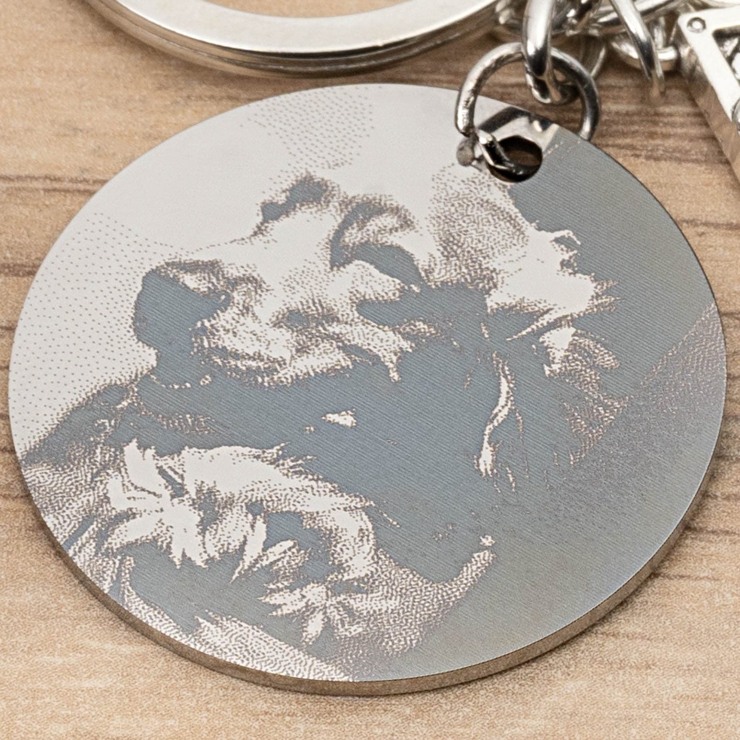 Wanapix | Llavero de Perro Personalizado con Figuritas | Personaliza con una Foto Grabada | Regalo Original para Amantes de los Perros | Llavero de Perros con Foto y Charms