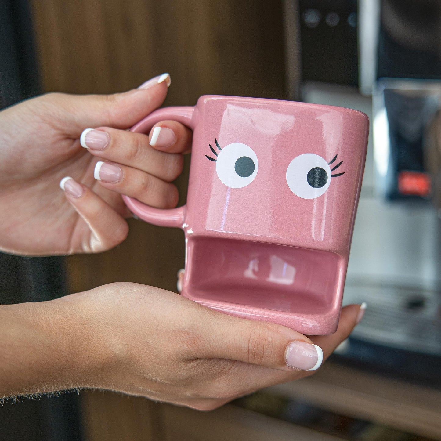 Fisura – Taza original para regalar “ojos”. Taza con soporte para galletas Taza de cerámica con hueco para galletas. Taza de 240 ml. (Rosa)