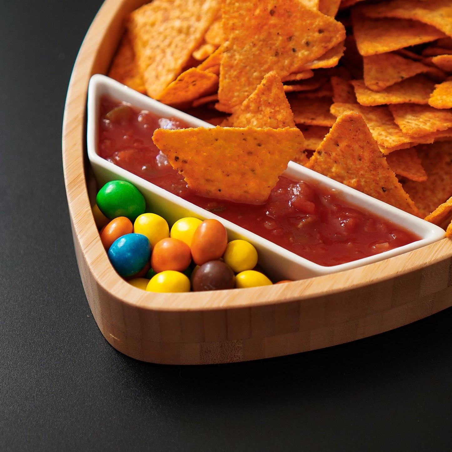 40YARDS Plato de bambú de fútbol Americano con 2 Cuencos de cerámica para Salsas - Cuenco de Madera XXL (40 x 24 cm) para Patatas Fritas, Verduras crudas, Nachos y Aperitivos