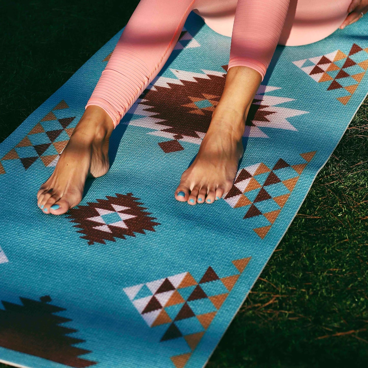 DOIY - Esterilla de Yoga Antideslizante - Estampado de Alfombra Navajo - Equipada con Cojín de Apoyo - Asas para Transporte - Esterilla de Pilates Gruesa - Colchoneta de Ejercicios - 60x173x0,6 cm