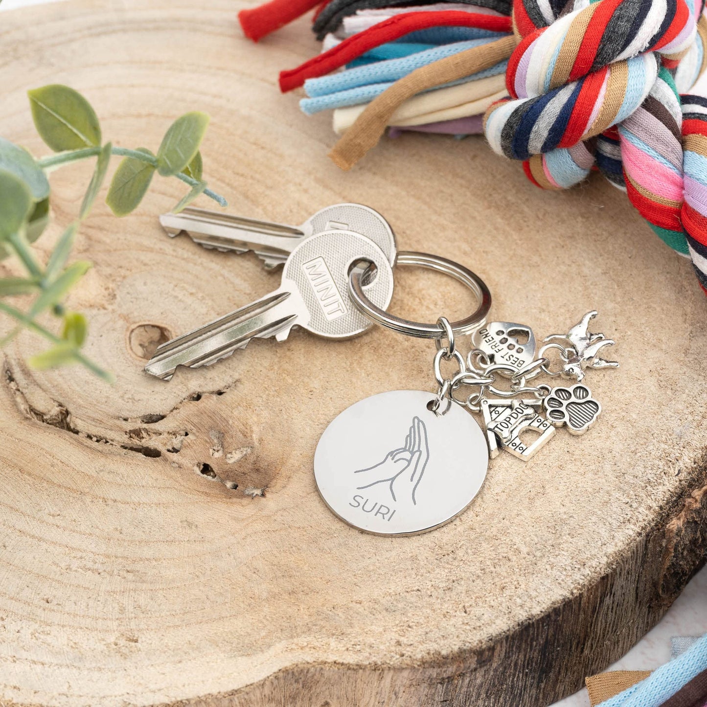 Wanapix | Llavero de Perro Personalizado con Figuritas | Personaliza con una Foto Grabada | Regalo Original para Amantes de los Perros | Llavero de Perros con Foto y Charms