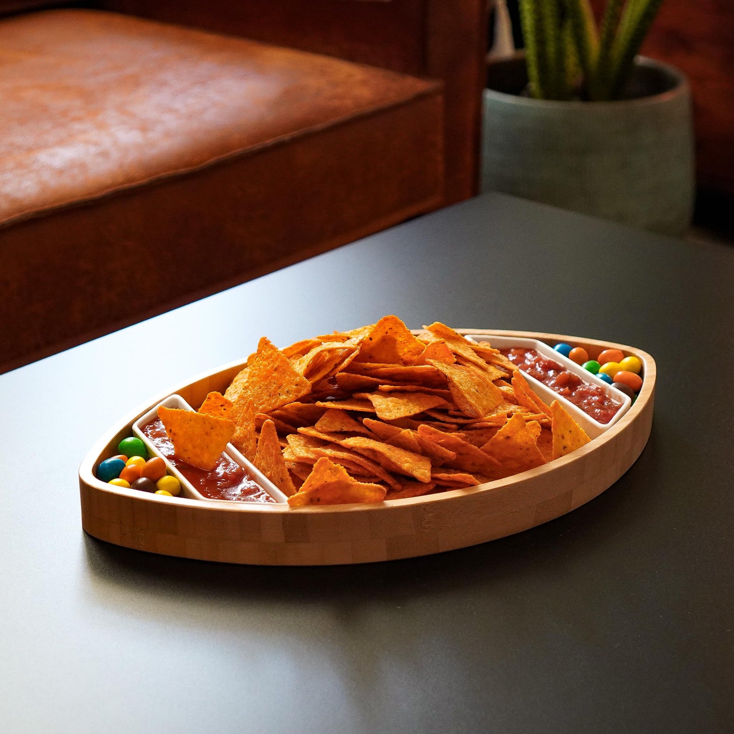 40YARDS Plato de bambú de fútbol Americano con 2 Cuencos de cerámica para Salsas - Cuenco de Madera XXL (40 x 24 cm) para Patatas Fritas, Verduras crudas, Nachos y Aperitivos